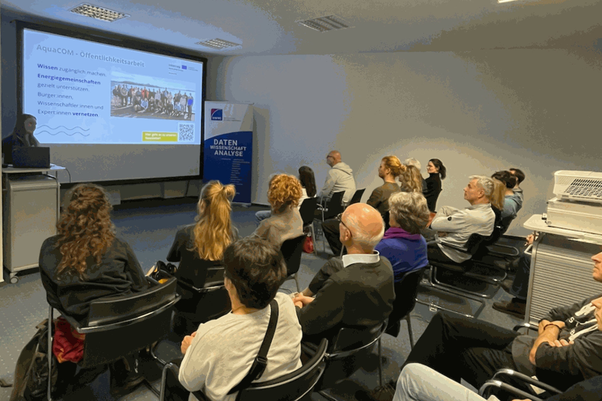 Lea Blasey presenting the AquaCOM project