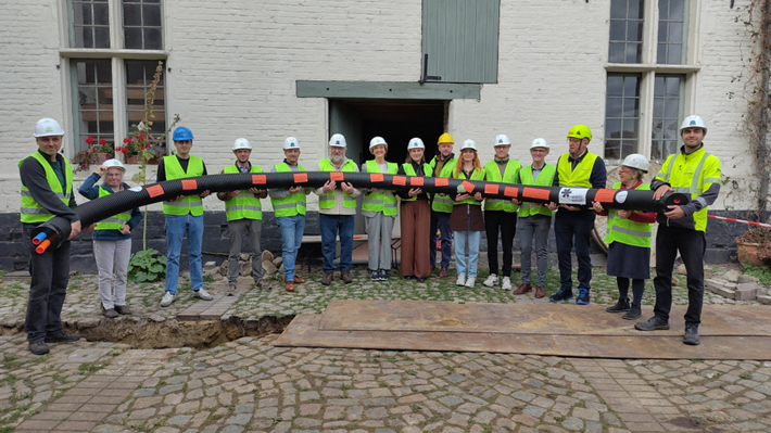 Group photo: Ecopower (project manager), several mill residents, Ann Schevenels (Member of the Provincial Executive of Flemish Brabant), Sebastian Baes (EXTRAQT), Terrendis, Heatco, Voxergy and Eco‑Technix.