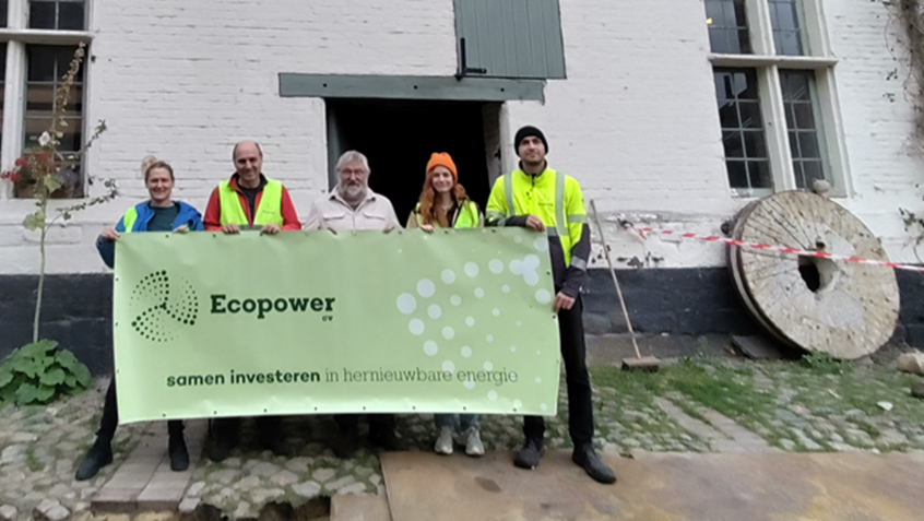 The Ecopower team poses proudly with the banner (from left to right: Margot Vingerhoedt, Jim Williame, Dirk Vansintjan, Colette Van Loy and Bruno Feryn).