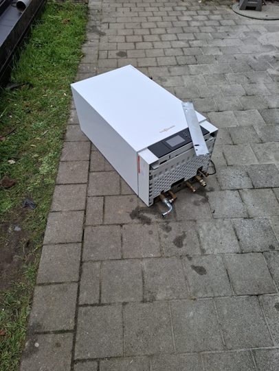 The first gas boiler is removed. Goodbye fossil fuels, hello 100% sustainable heat!