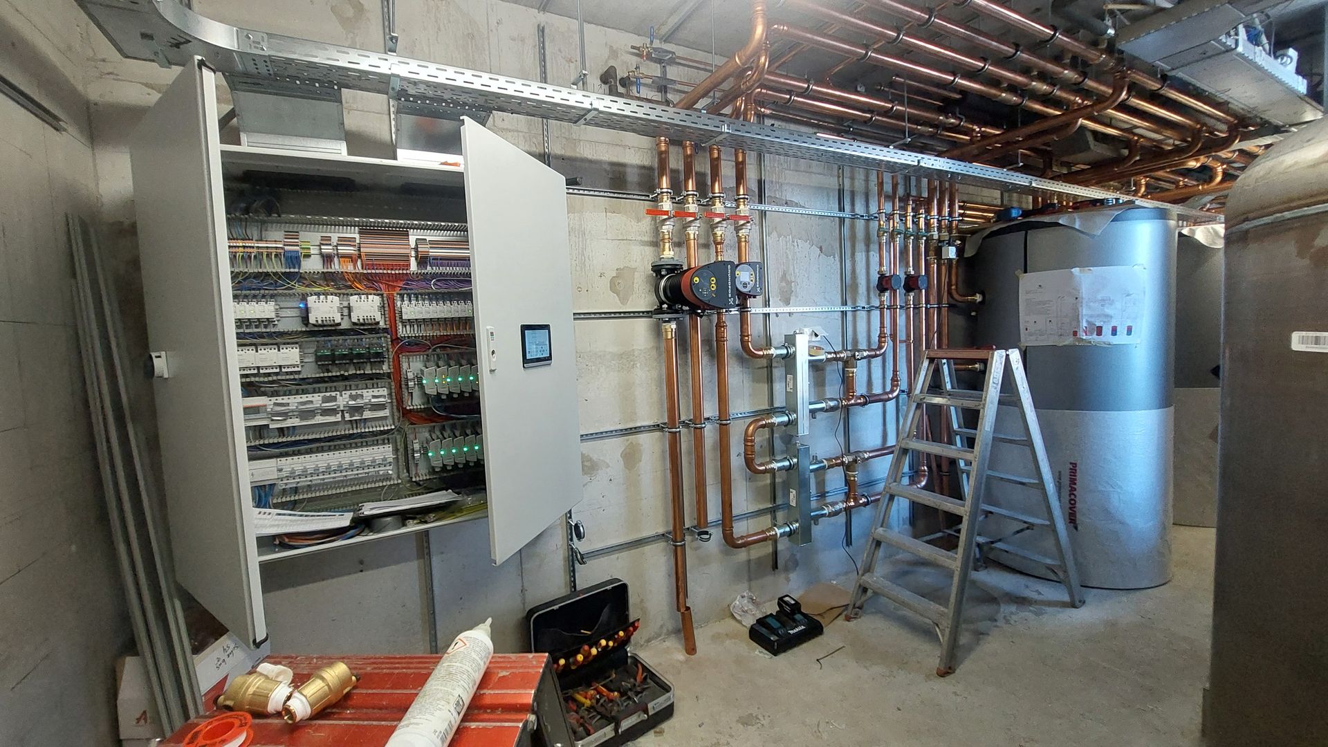An empty technical room ready to welcome the aquathermal installation.